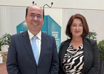 Sachverständiger Architekt Baumeister Roland POPP gratuliert der Leitenden Staatsanwältin Michaela Schnell
