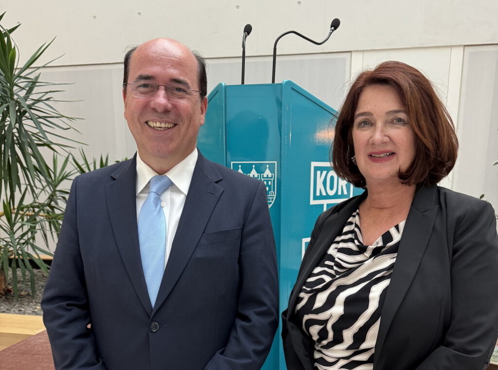 Sachverständiger Architekt Baumeister Roland POPP gratuliert der Leitenden Staatsanwältin Michaela Schnell